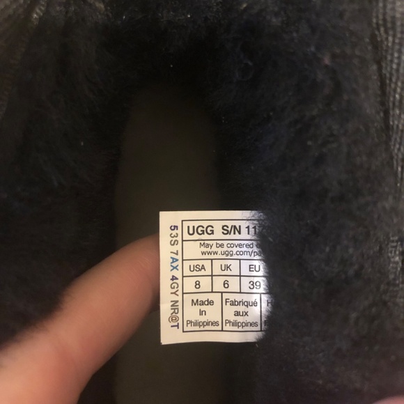 UGGS - Picture 3 of 5